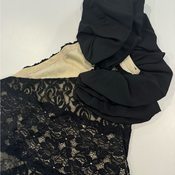 Do & Be one-shoulder lace overlay dress in black and nude frilled puff shoulder - Picture 7 of 11